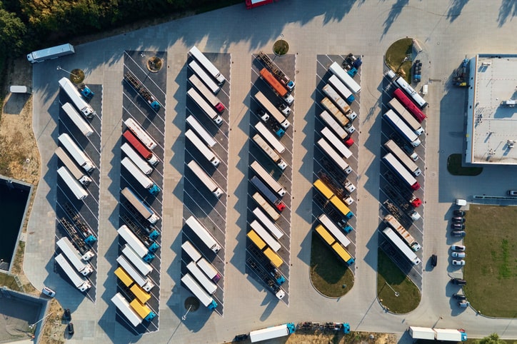 Lastbileder-på-en-parkeringsplads